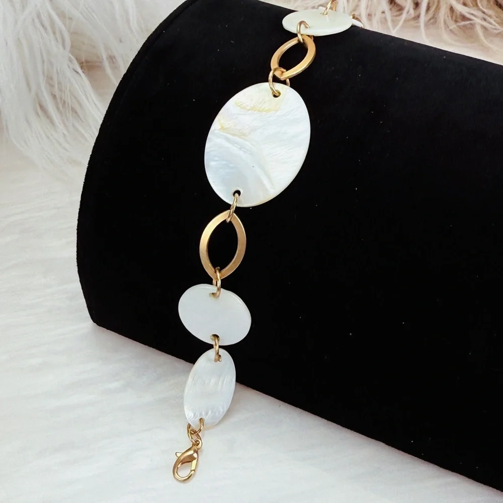 Beautiful, goldtone, shell costume bracelet
